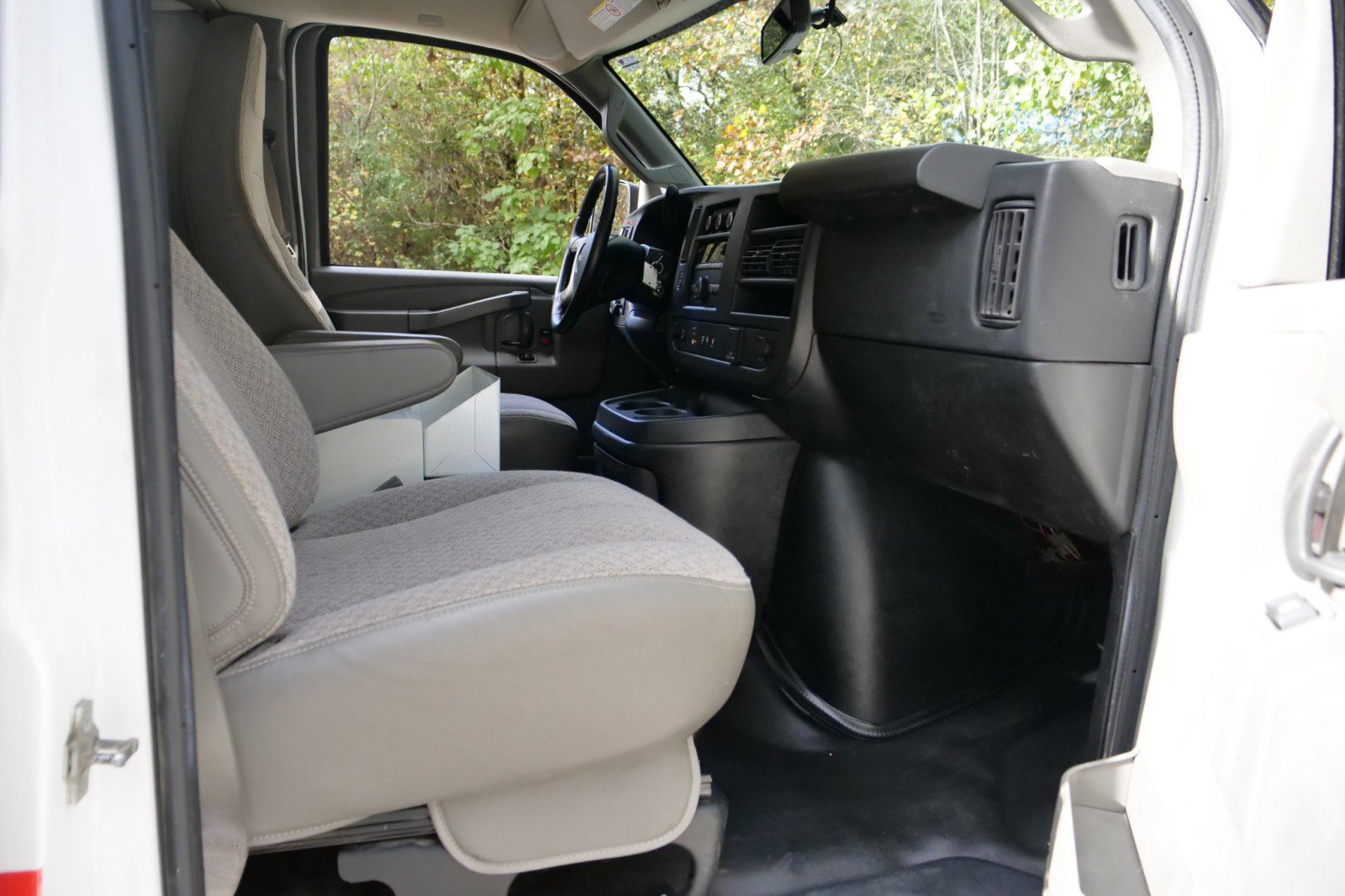 Used 2018 GMC Savana 3500 w/ Driver Convenience Package image 35