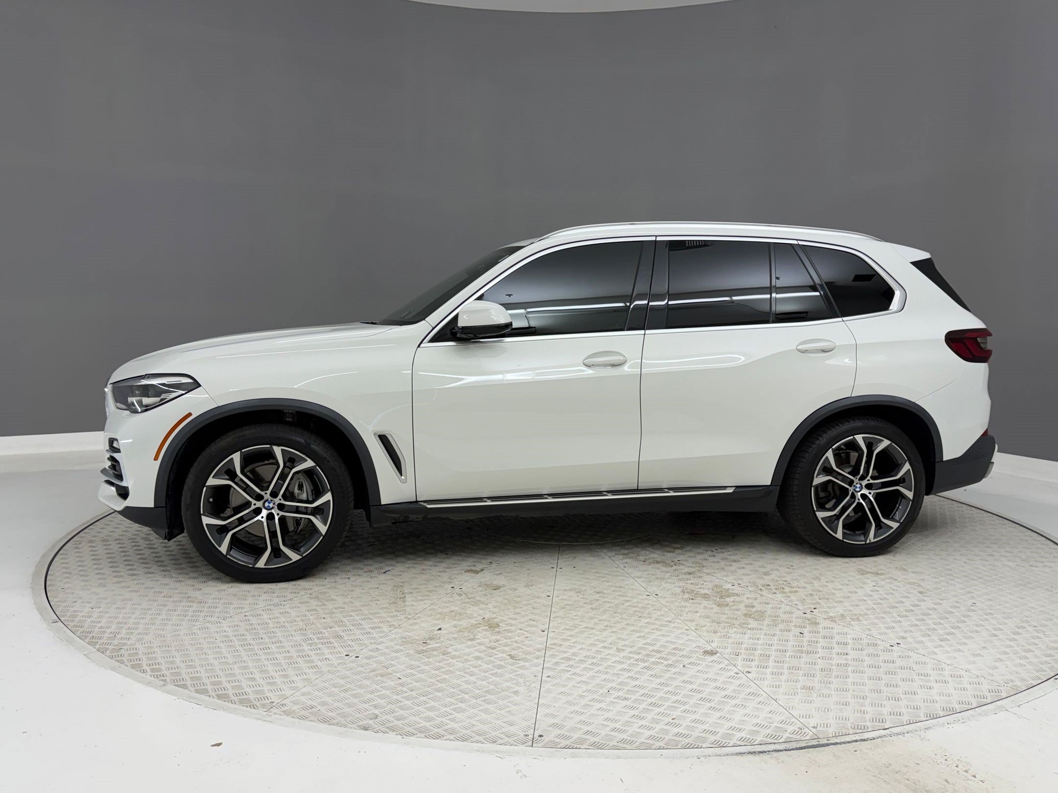 Used 2021 BMW X5 xDrive40i w/ Convenience Package AWD/4WD image 2
