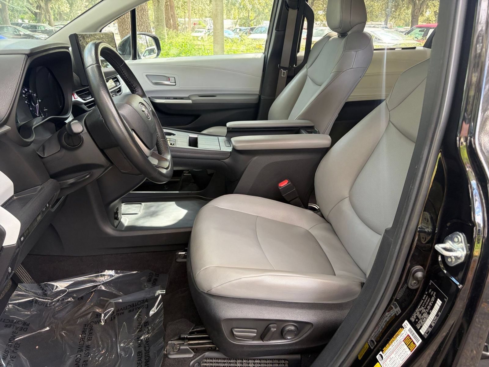 Used 2025 Toyota Sienna XLE FWD image 28