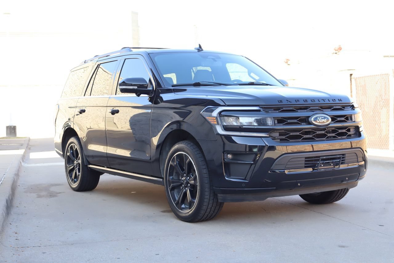 Used 2022 Ford Expedition Limited RWD image 2