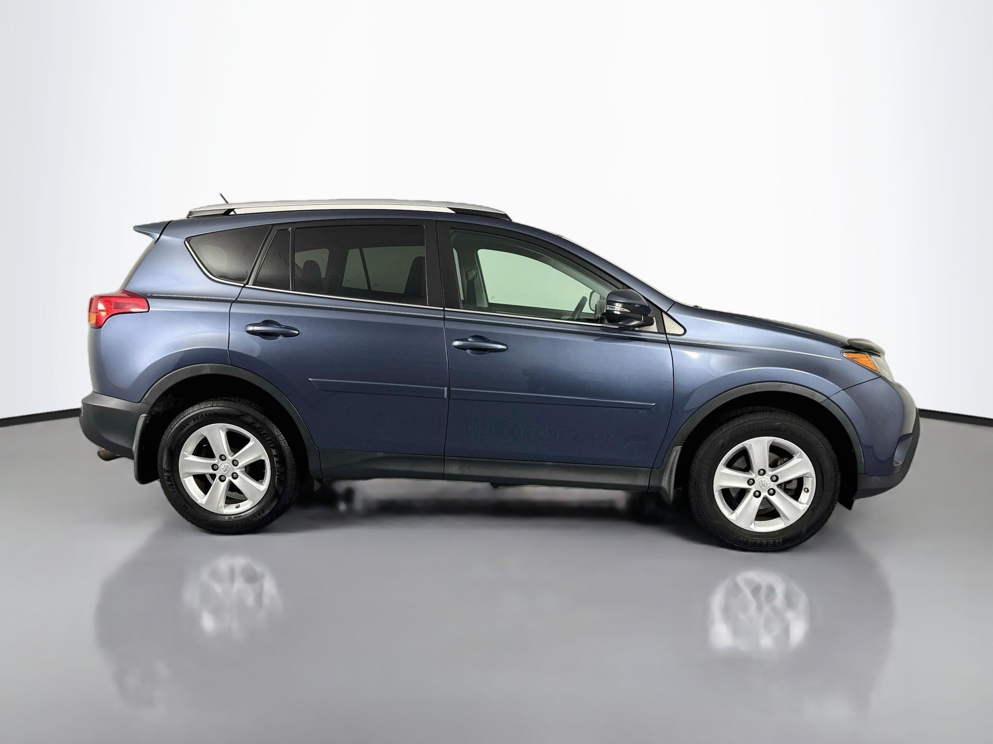 Used 2014 Toyota RAV4 XLE AWD/4WD image 4