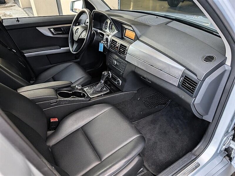 Used 2010 Mercedes-Benz GLK 350 4MATIC image 4