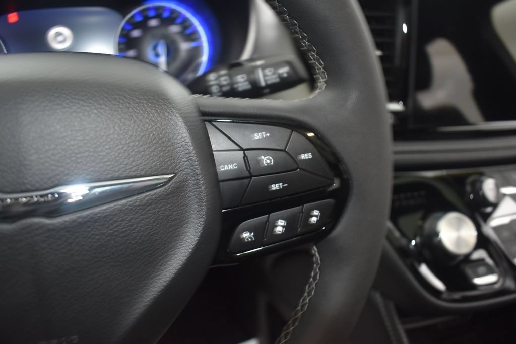 Used 2025 Chrysler Pacifica Limited FWD image 23