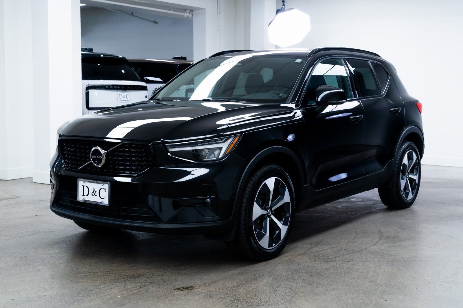 Used 2024 Volvo XC40 B5 Plus image 3