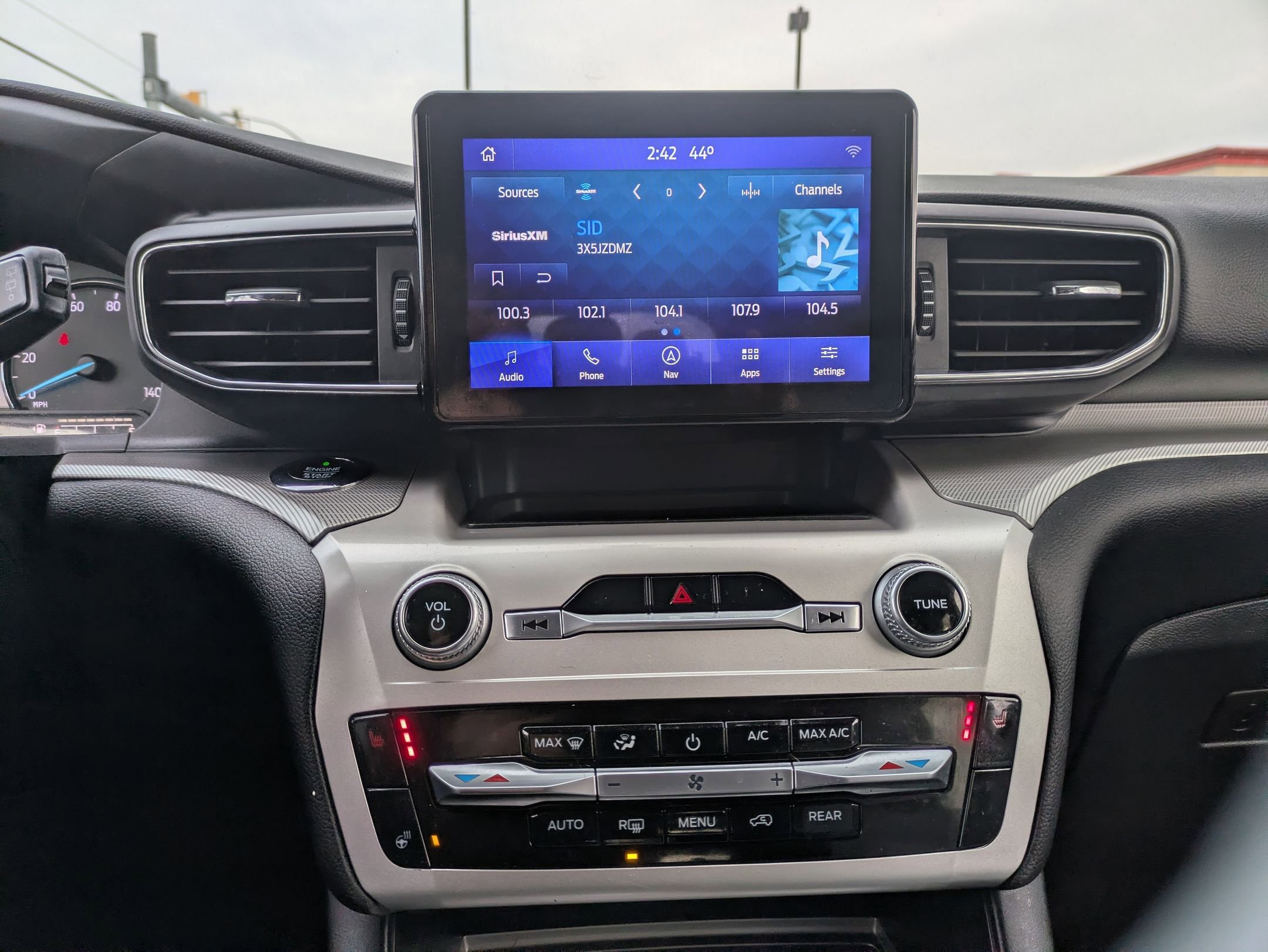 Used 2021 Ford Explorer XLT w/ Equipment Group 202A image 16