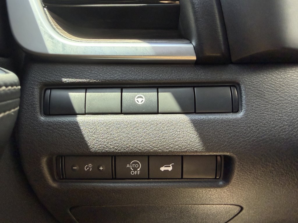 Used 2025 Nissan Rogue Platinum FWD image 28