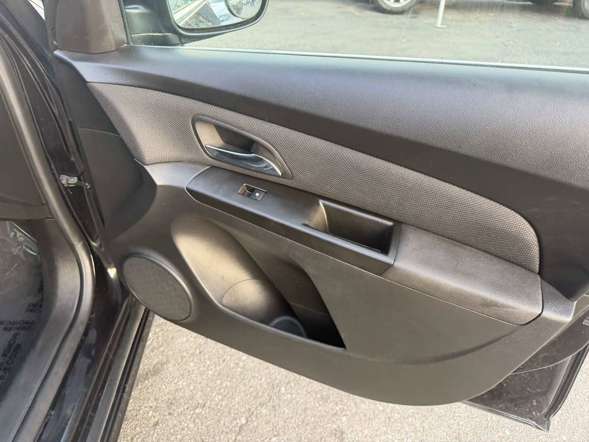 Used 2014 Chevrolet Cruze LT w/ RS Package image 11