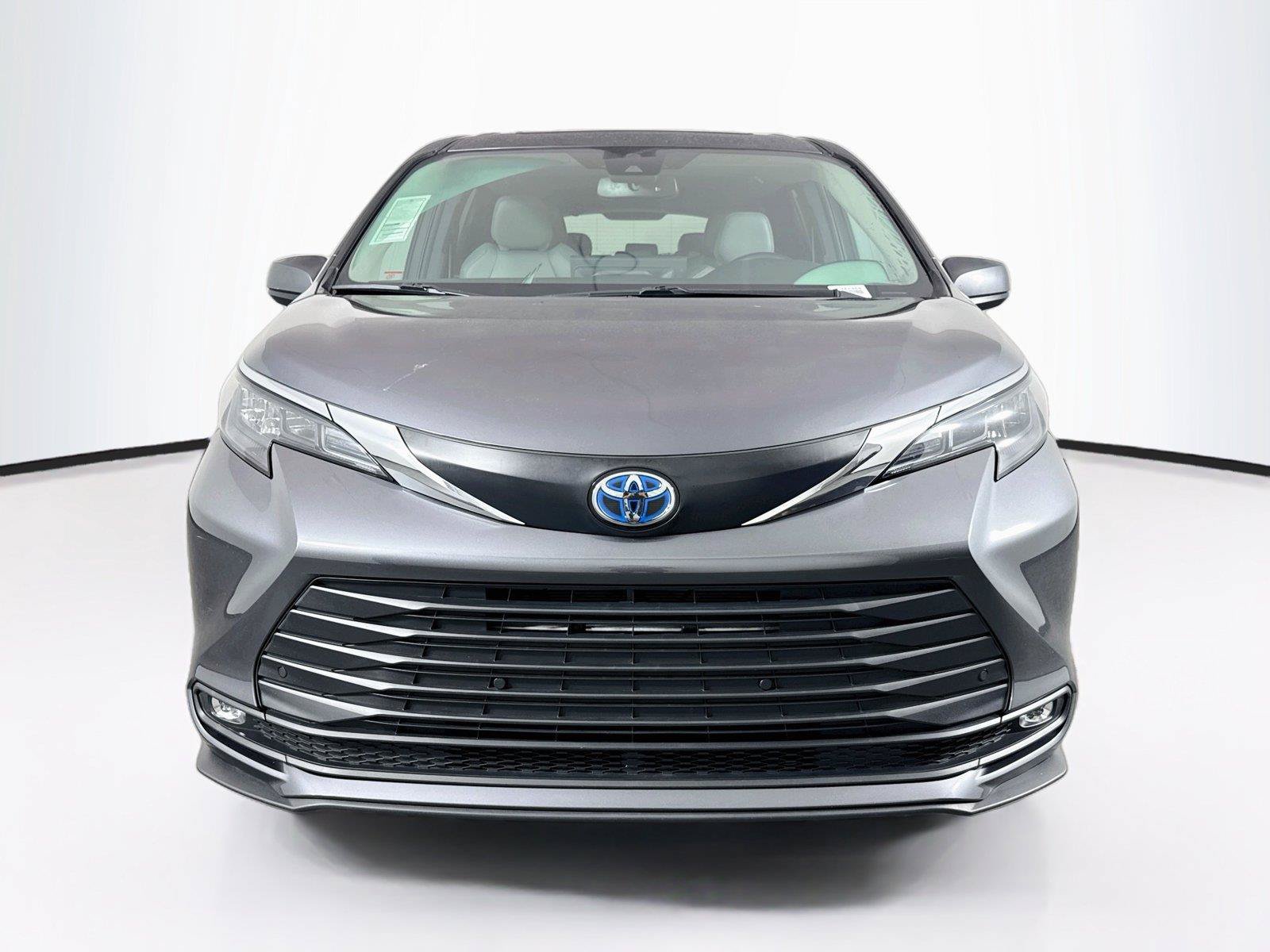Certified 2025 Toyota Sienna XLE FWD image 9