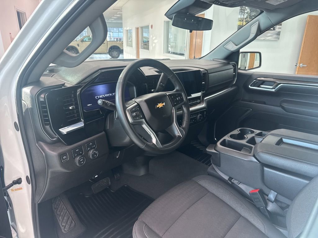 Used 2024 Chevrolet Silverado 1500 LT image 2