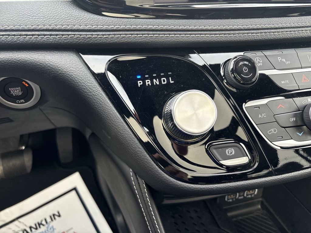 Used 2025 Chrysler Pacifica Limited image 21