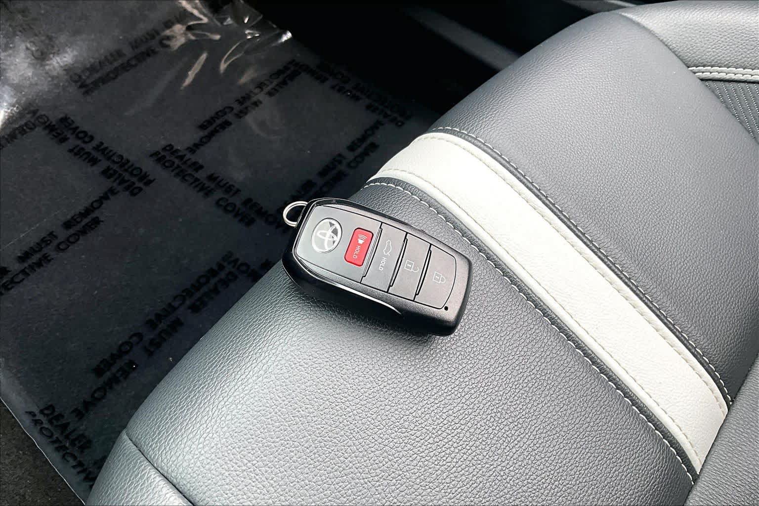 Used 2025 Toyota Camry SE AWD/4WD image 12