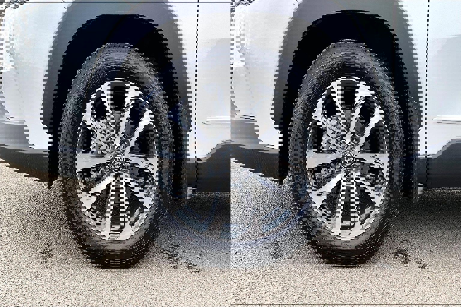 Used 2025 Toyota Corolla Cross XLE image 9