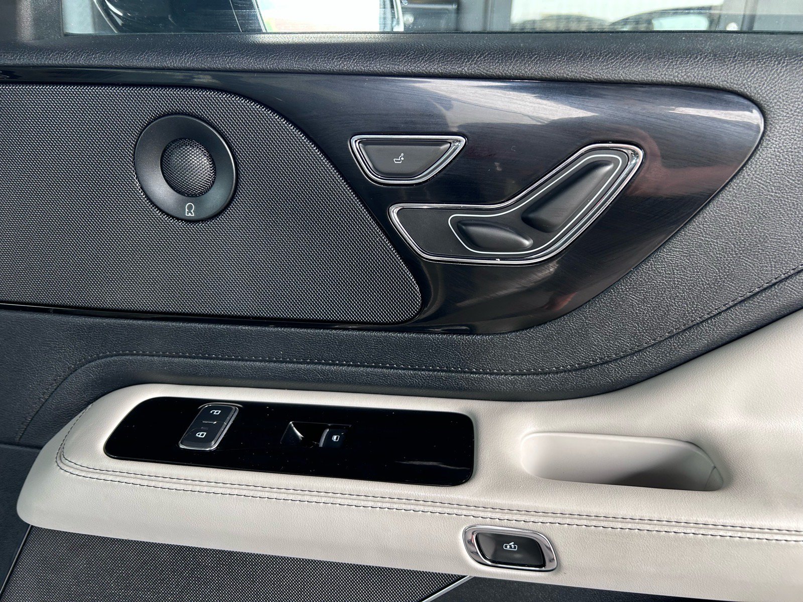 Used 2025 Lincoln Aviator AWD w/ Equipment Group 101A image 15
