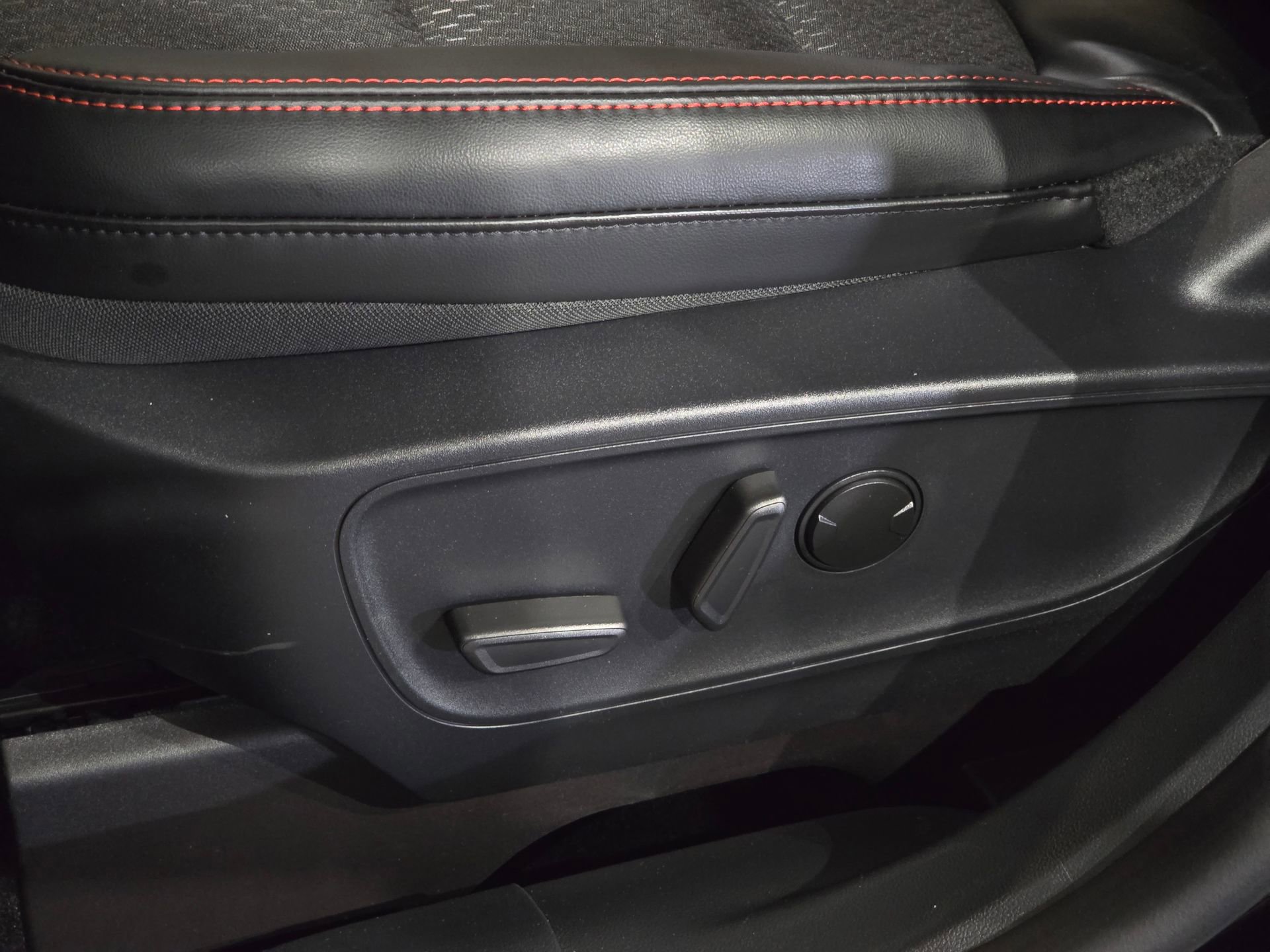 New 2025 Ford Escape ST-Line w/ Tech Pack #1 image 24