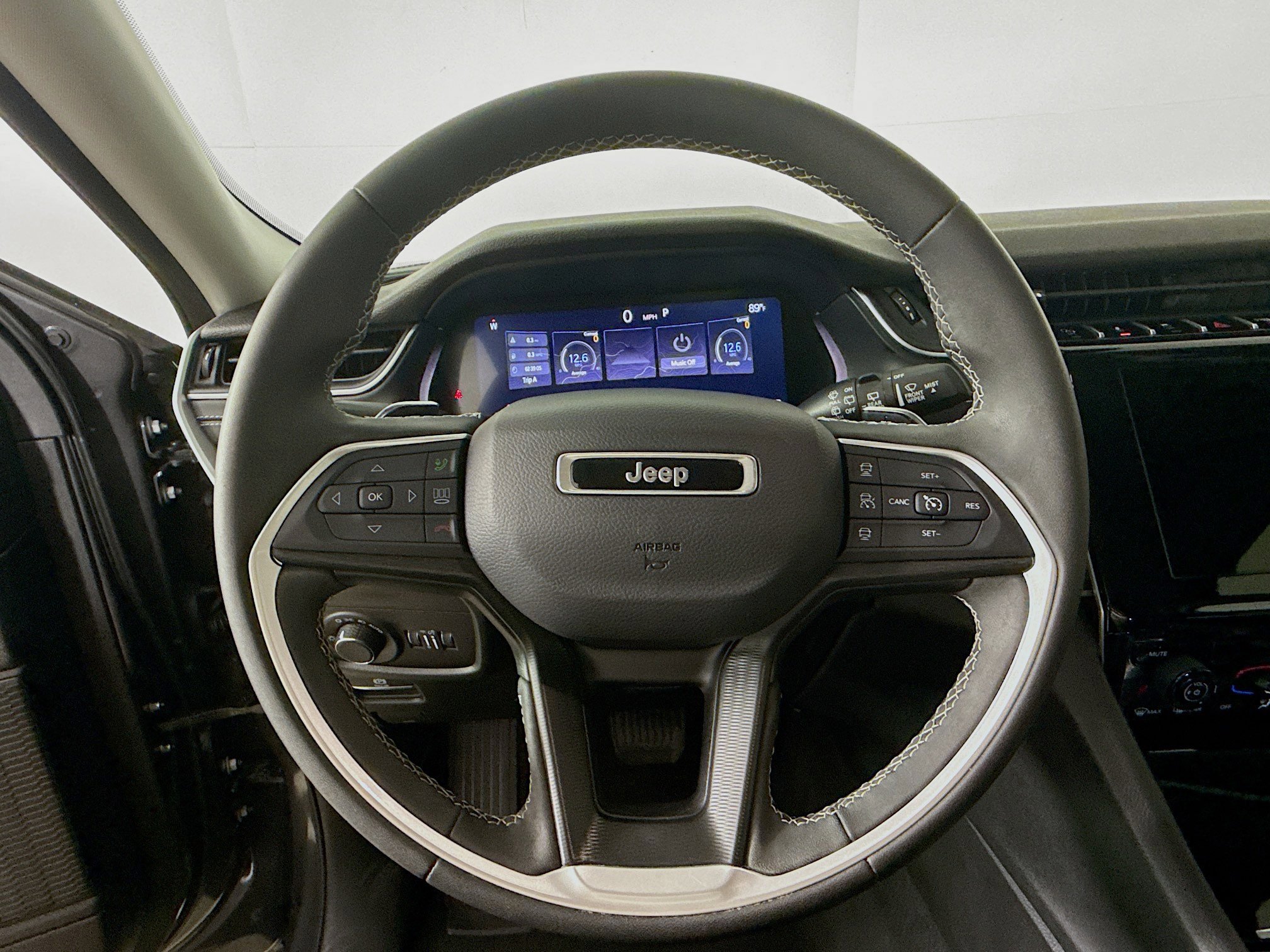 Used 2023 Jeep Grand Cherokee Laredo image 11