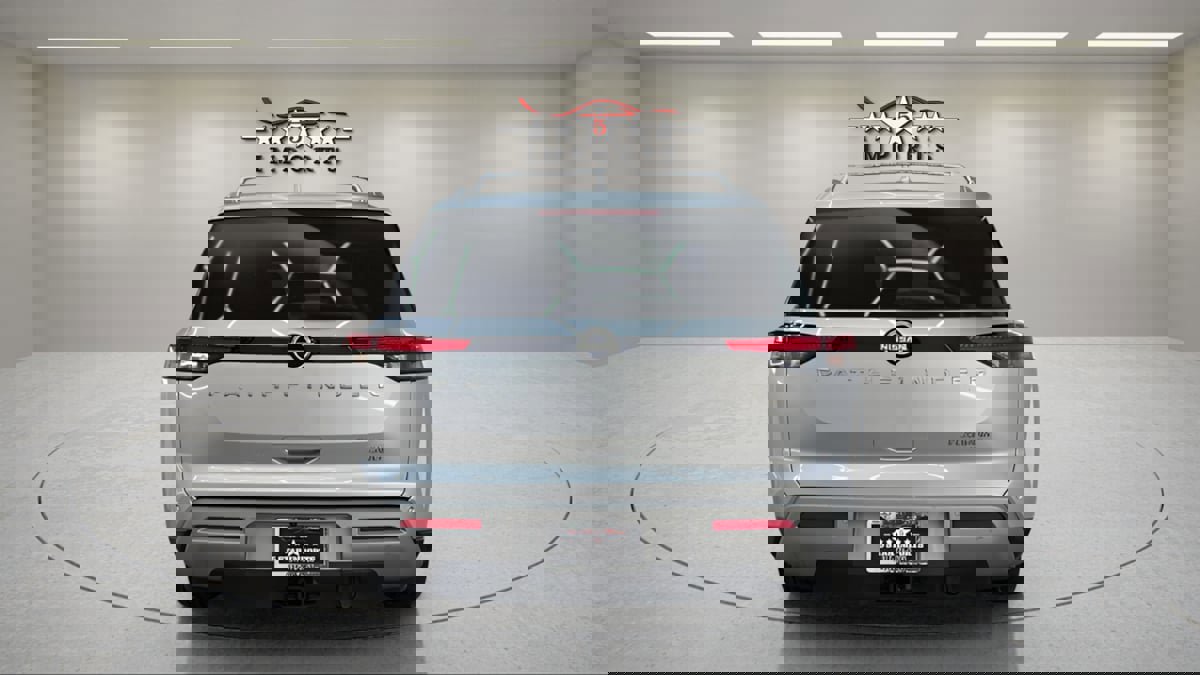 Used 2022 Nissan Pathfinder Platinum w/ Cargo Package image 4