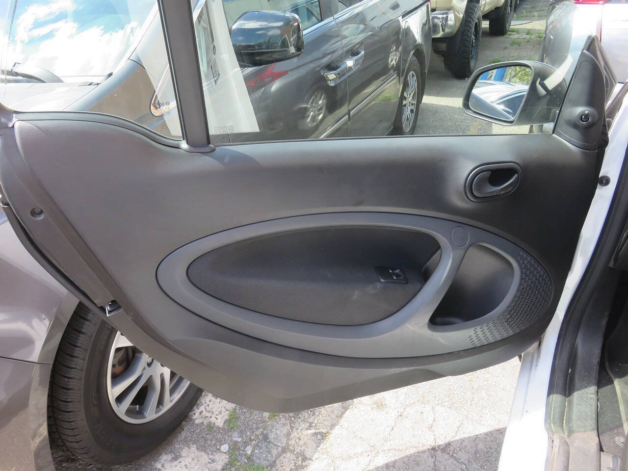 Used 2016 smart fortwo passion RWD image 19