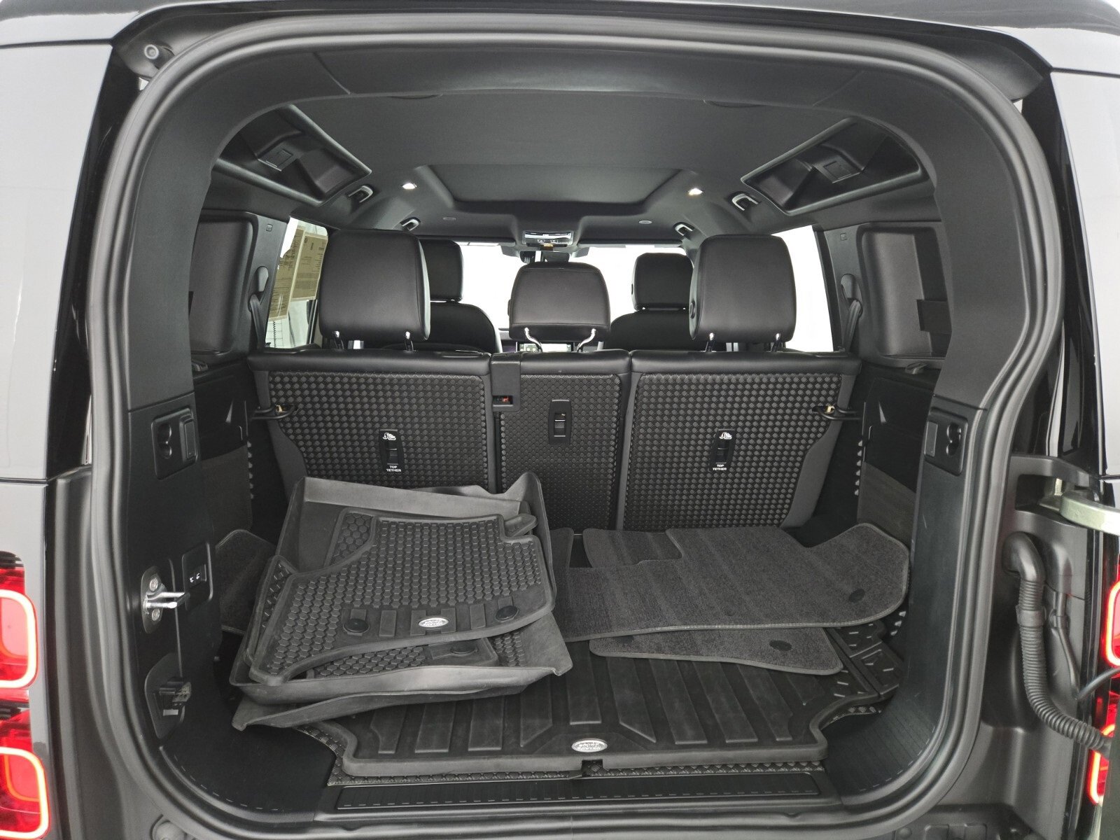 Used 2023 Land Rover Defender 110 SE image 14