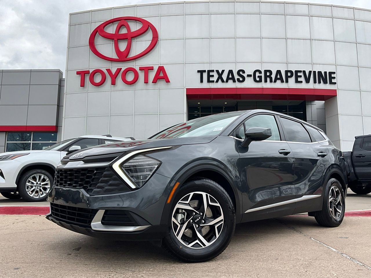 Used 2025 Kia Sportage LX image 2