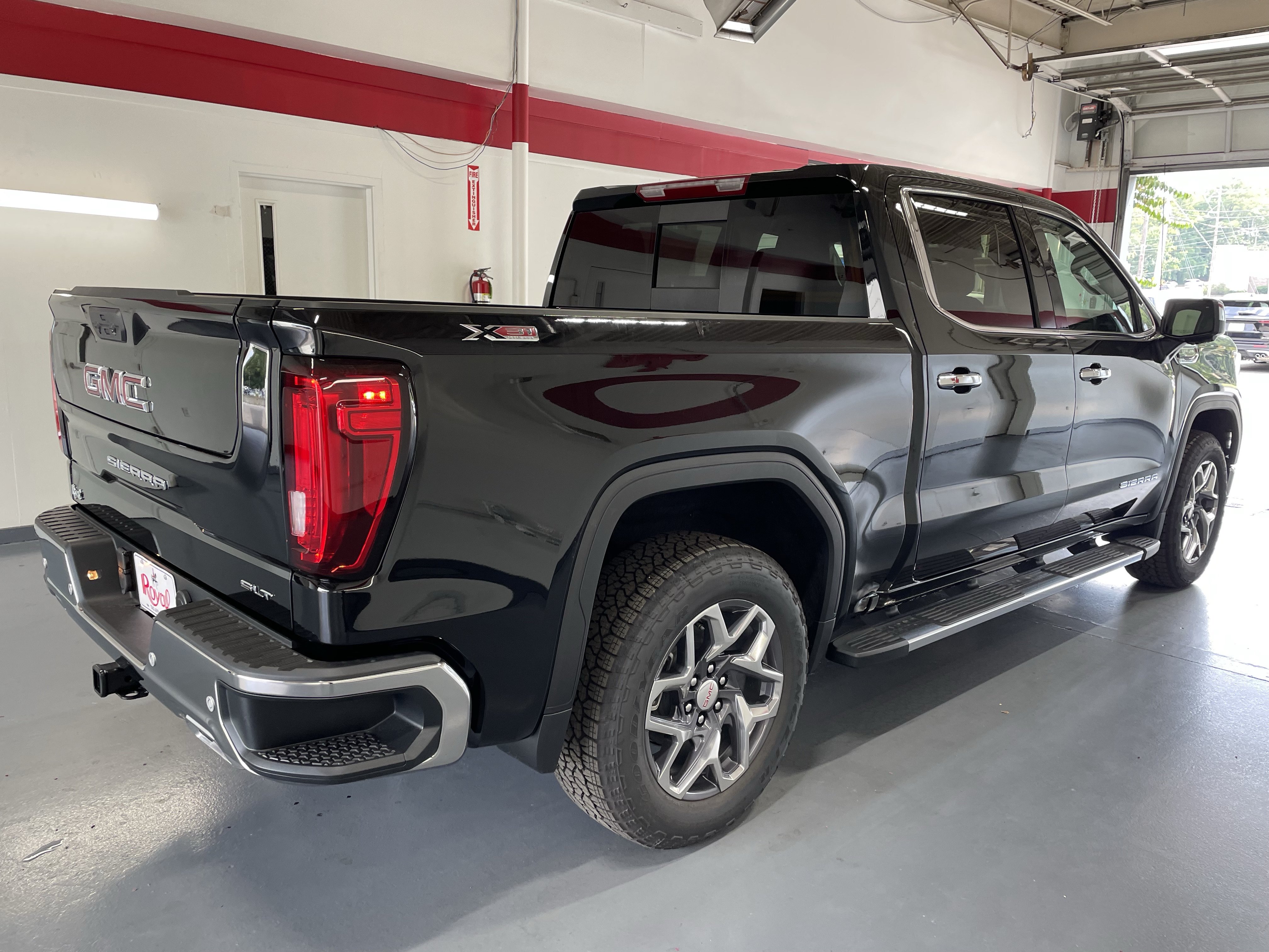 New 2026 GMC Sierra 1500 SLT w/ SLT Premium Plus Package AWD/4WD image 4