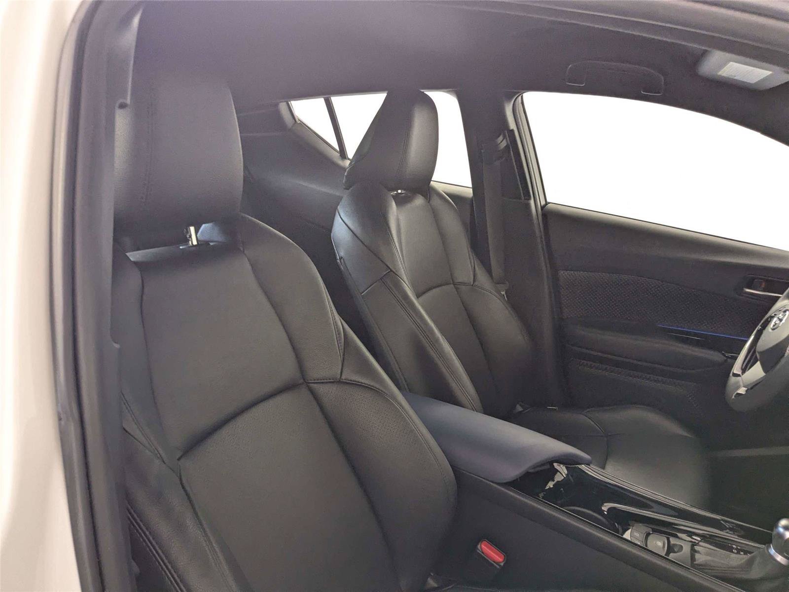 Used 2020 Toyota C-HR XLE FWD image 32