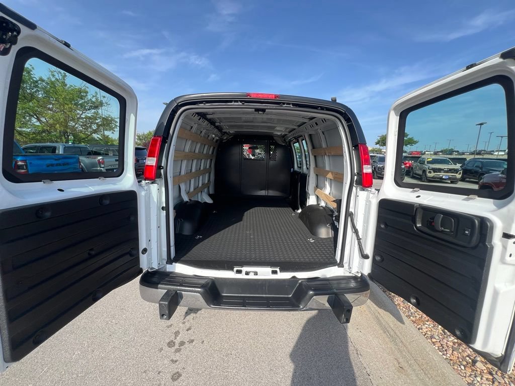 Used 2025 Chevrolet Express 2500 w/ Driver Convenience Package RWD image 20