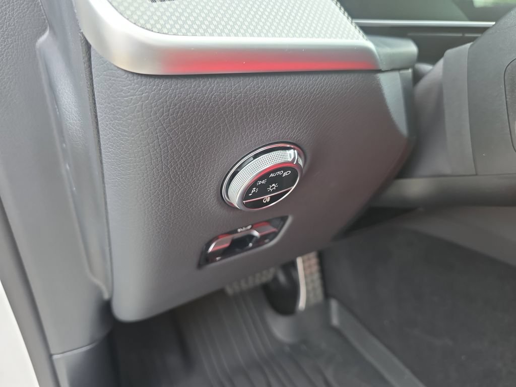 Used 2024 Mercedes-Benz GLC 300 4MATIC image 23