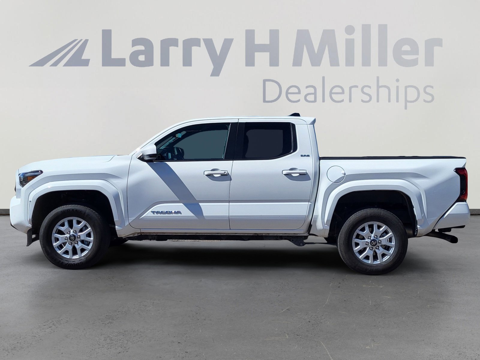 Certified 2025 Toyota Tacoma SR5 image 2