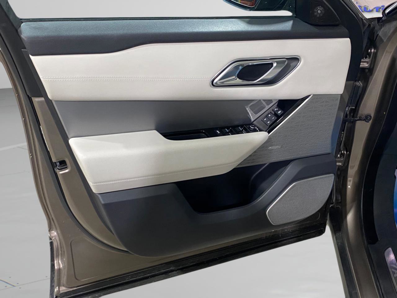 Used 2018 Land Rover Range Rover Velar R-Dynamic SE image 14