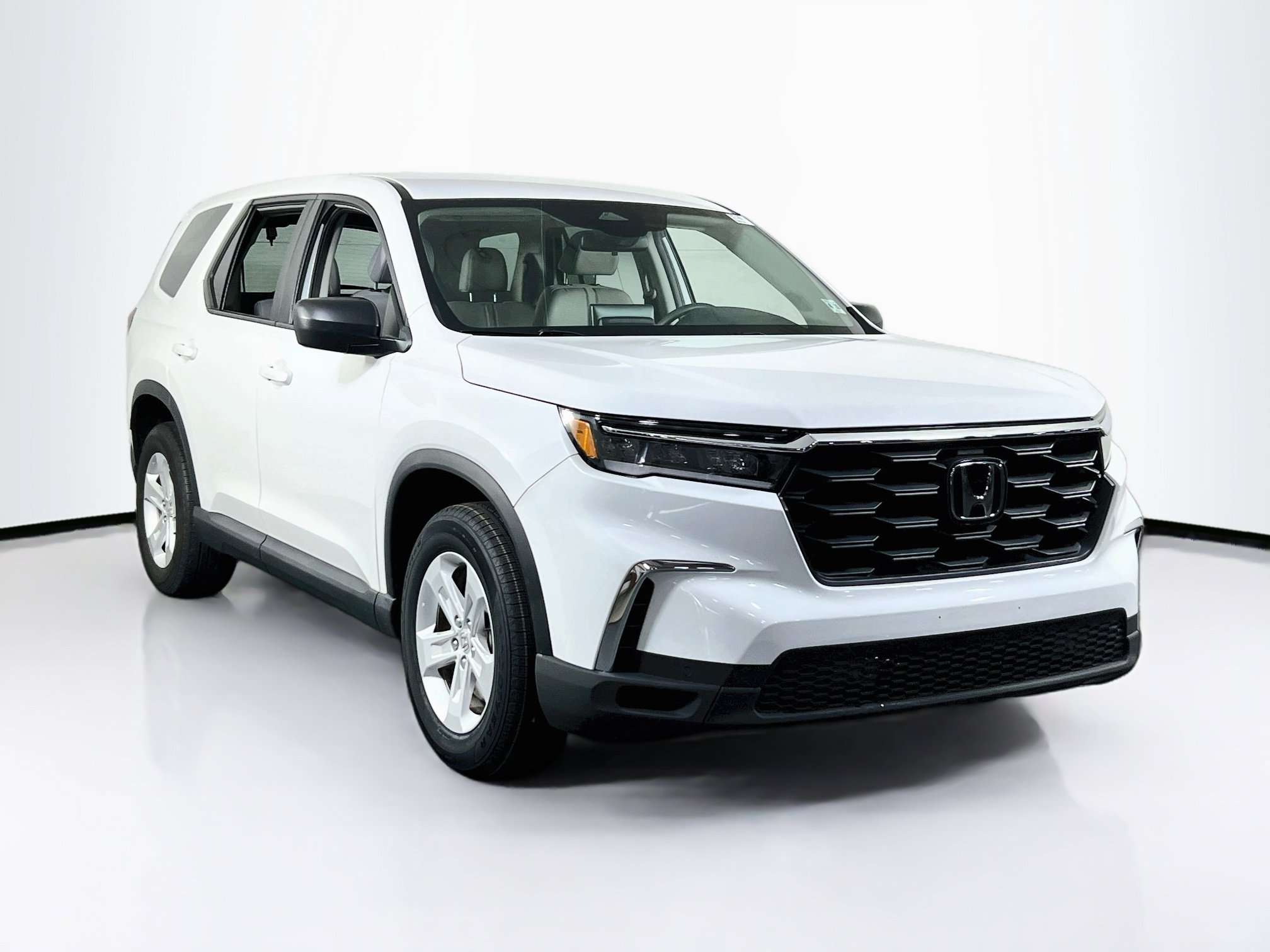 Used 2023 Honda Pilot LX image 3
