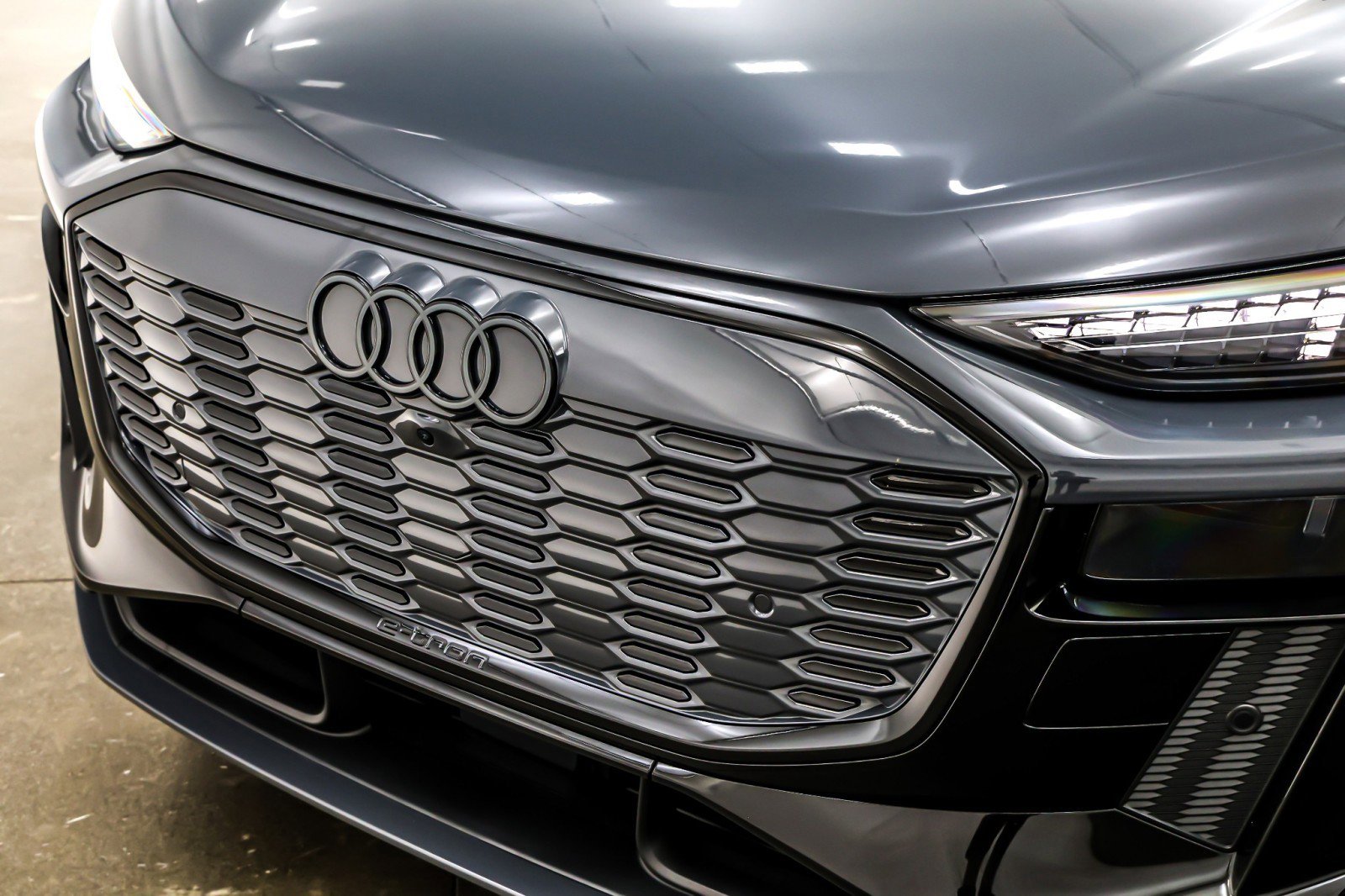 Used 2025 Audi SQ6 e-tron Prestige w/ Red Edition One image 14