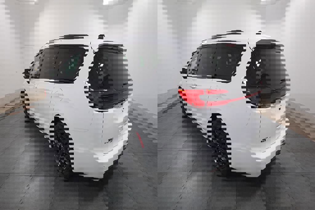 New 2026 Chrysler Pacifica Select w/ S Appearance Package image 3