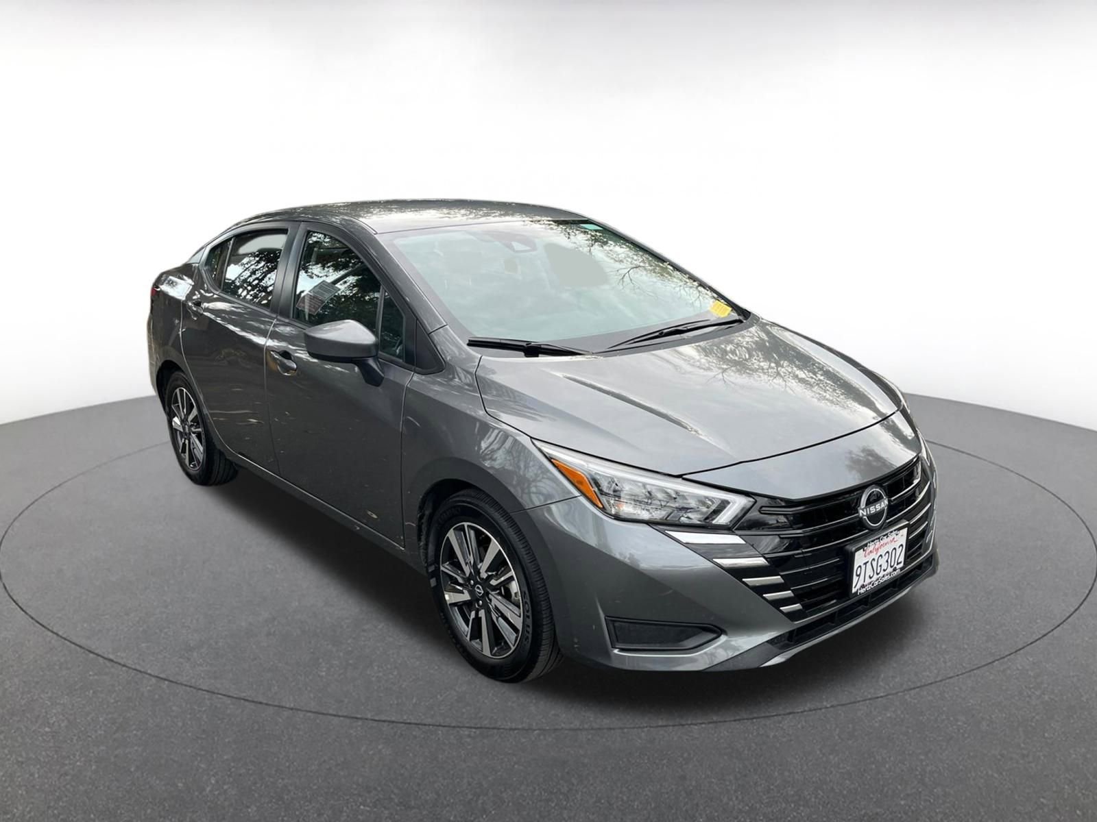 Used 2025 Nissan Versa SV image 1