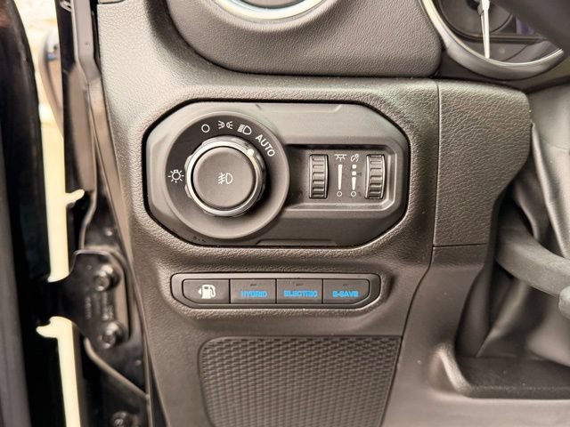 Used 2022 Jeep Wrangler Unlimited Sahara w/ Cold Weather Group AWD/4WD image 13