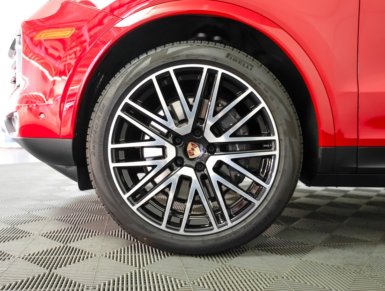 Certified 2025 Porsche Cayenne Coupe image 13