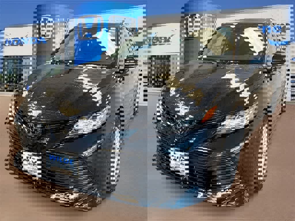 Used 2020 Toyota Camry LE image 4