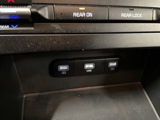 Used 2023 Kia Carnival LX image 28