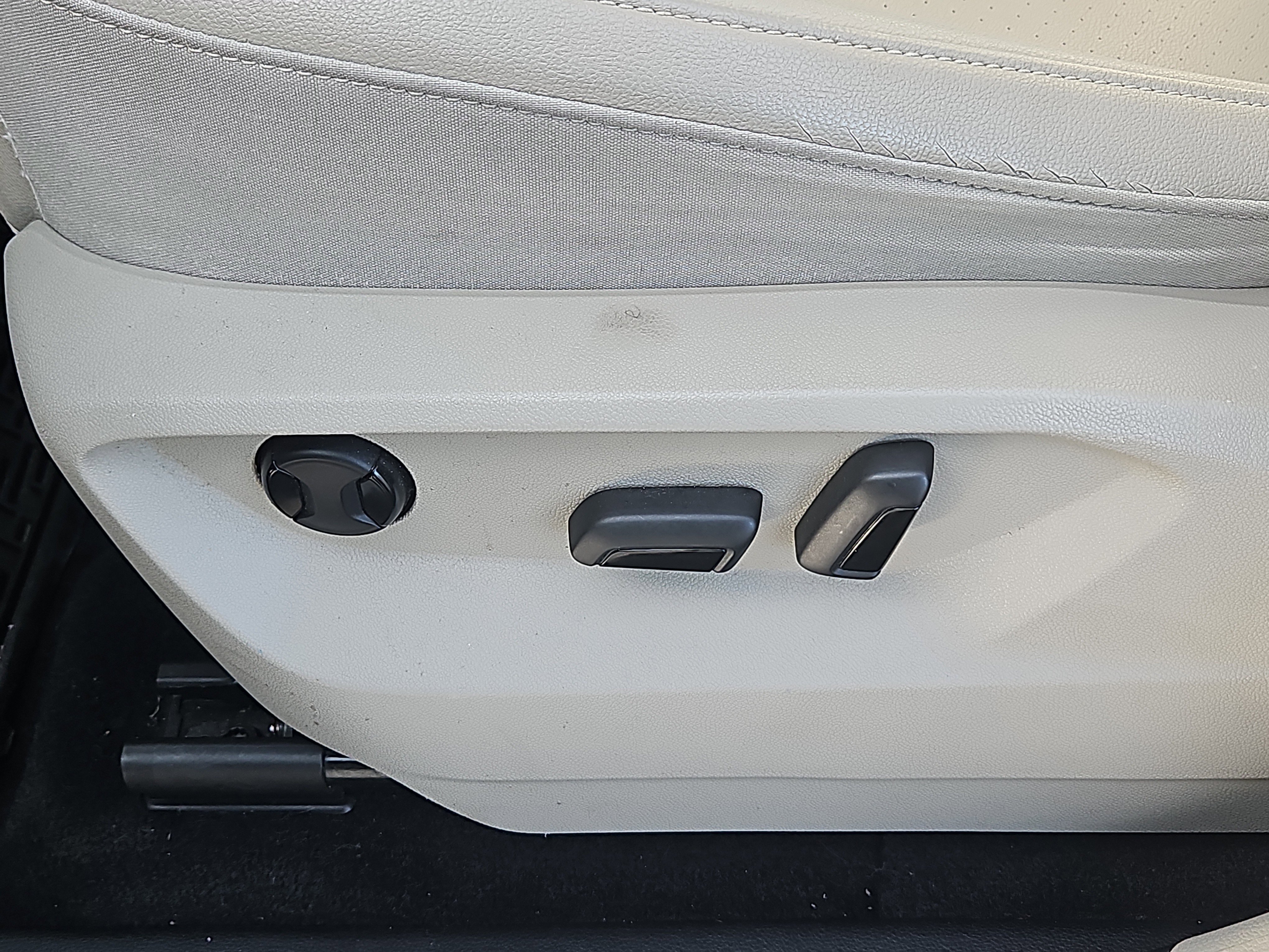 Used 2019 Volkswagen Atlas SE w/ Panoramic Sunroof Package image 16