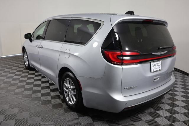 Used 2023 Chrysler Pacifica Touring-L FWD image 6