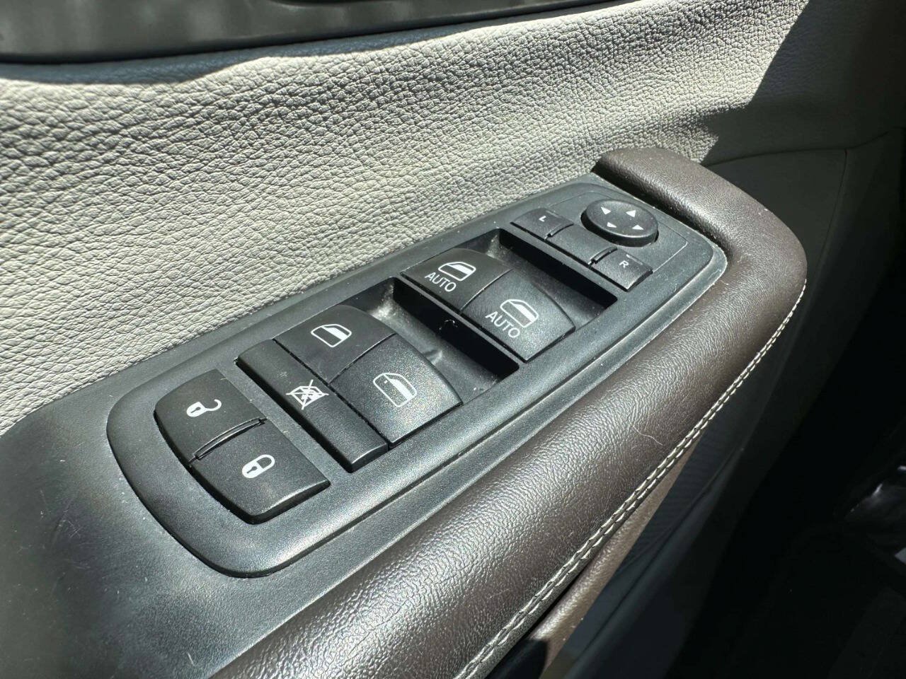 Used 2017 Chrysler Pacifica Touring-L FWD image 27