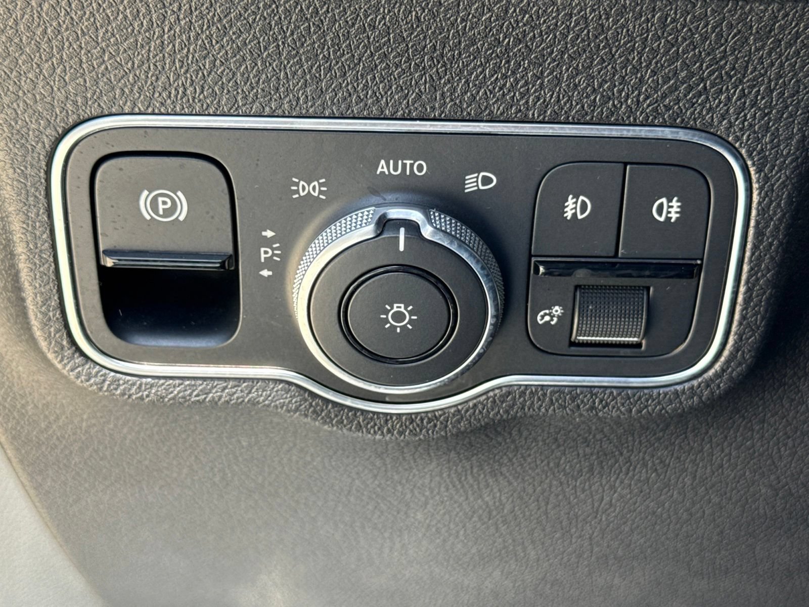 Used 2024 Mercedes-Benz GLB 250 image 27