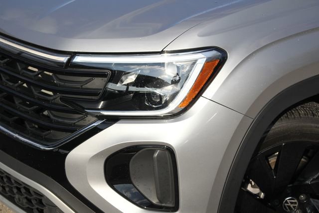 Used 2025 Volkswagen Atlas Cross Sport SE w/ Panoramic Sunroof Package video 2