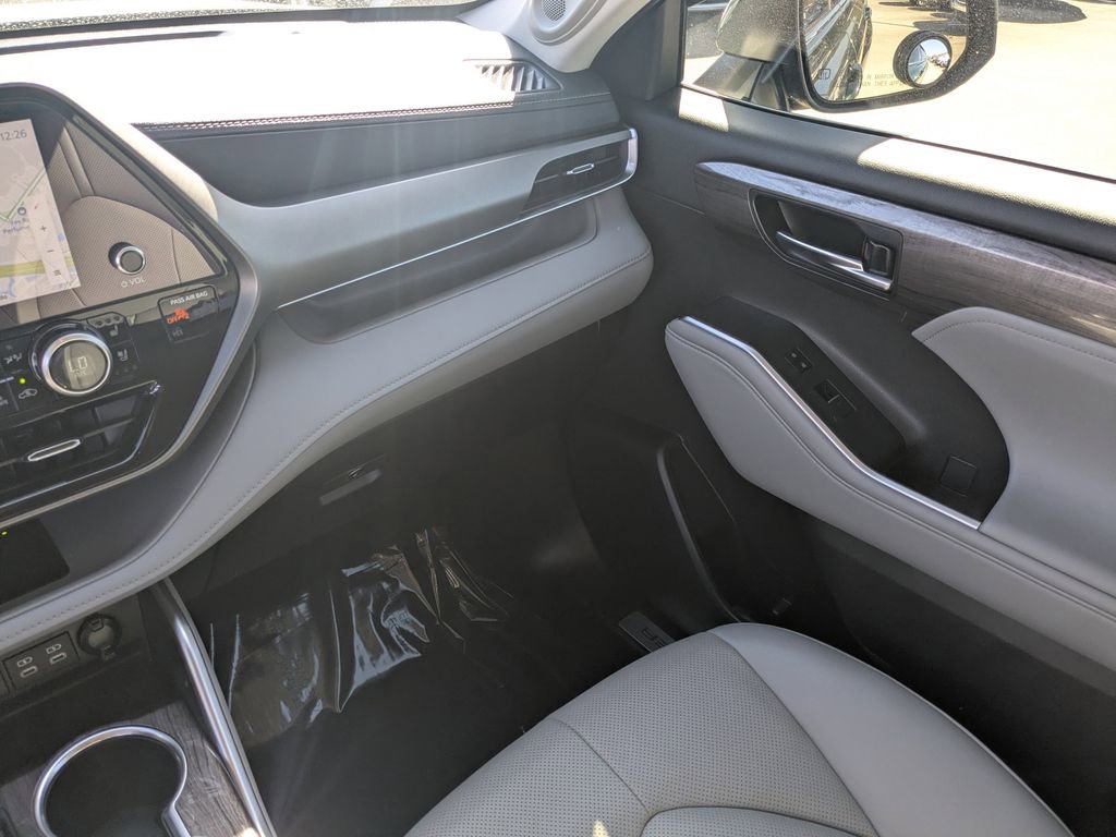 Used 2024 Toyota Highlander Limited image 4