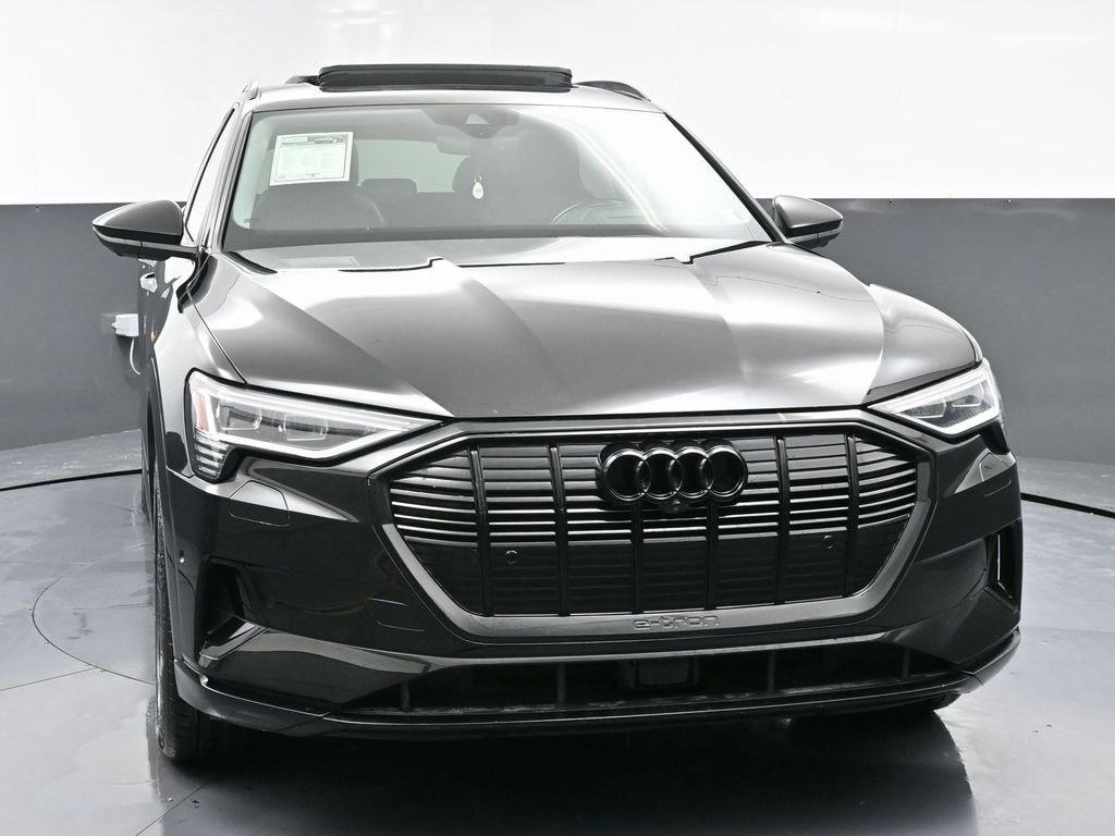 Used 2019 Audi e-tron Prestige w/ Prestige Package image 4