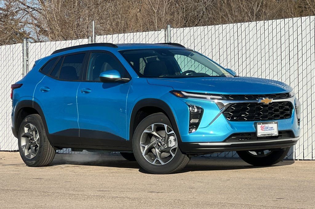 New 2026 Chevrolet Trax LT w/ Driver Confidence Package FWD image 2