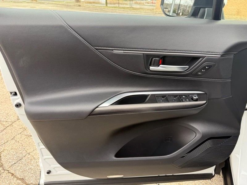 Used 2023 Toyota Venza XLE image 19