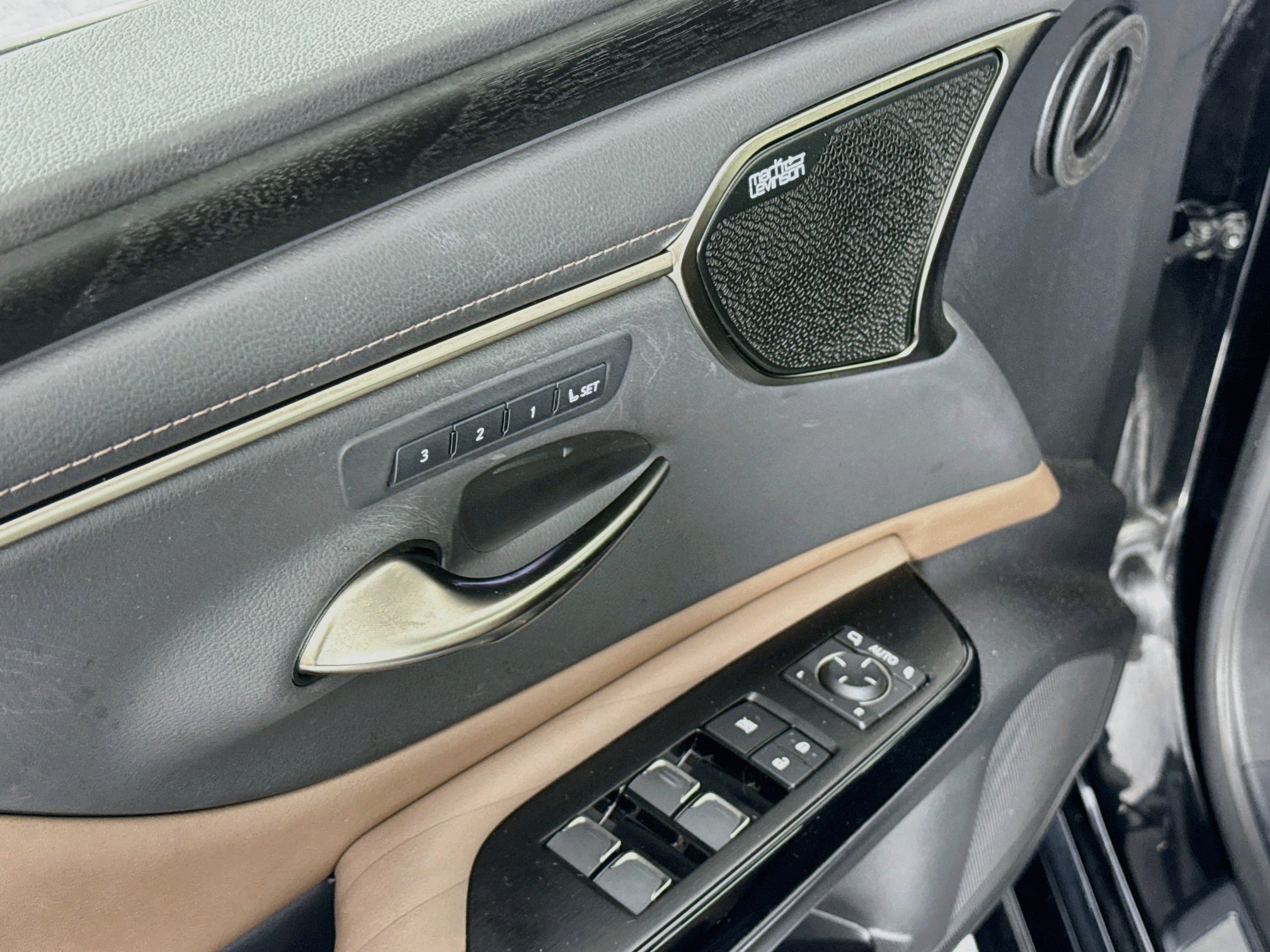 Used 2022 Lexus ES 300h w/ Accessory Package FWD image 18