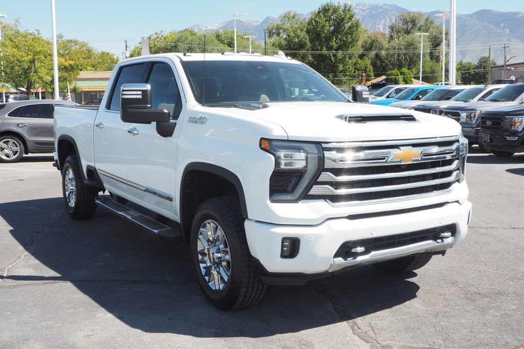 Used 2024 Chevrolet Silverado 3500 High Country w/ High Country Premium Package AWD/4WD image 3