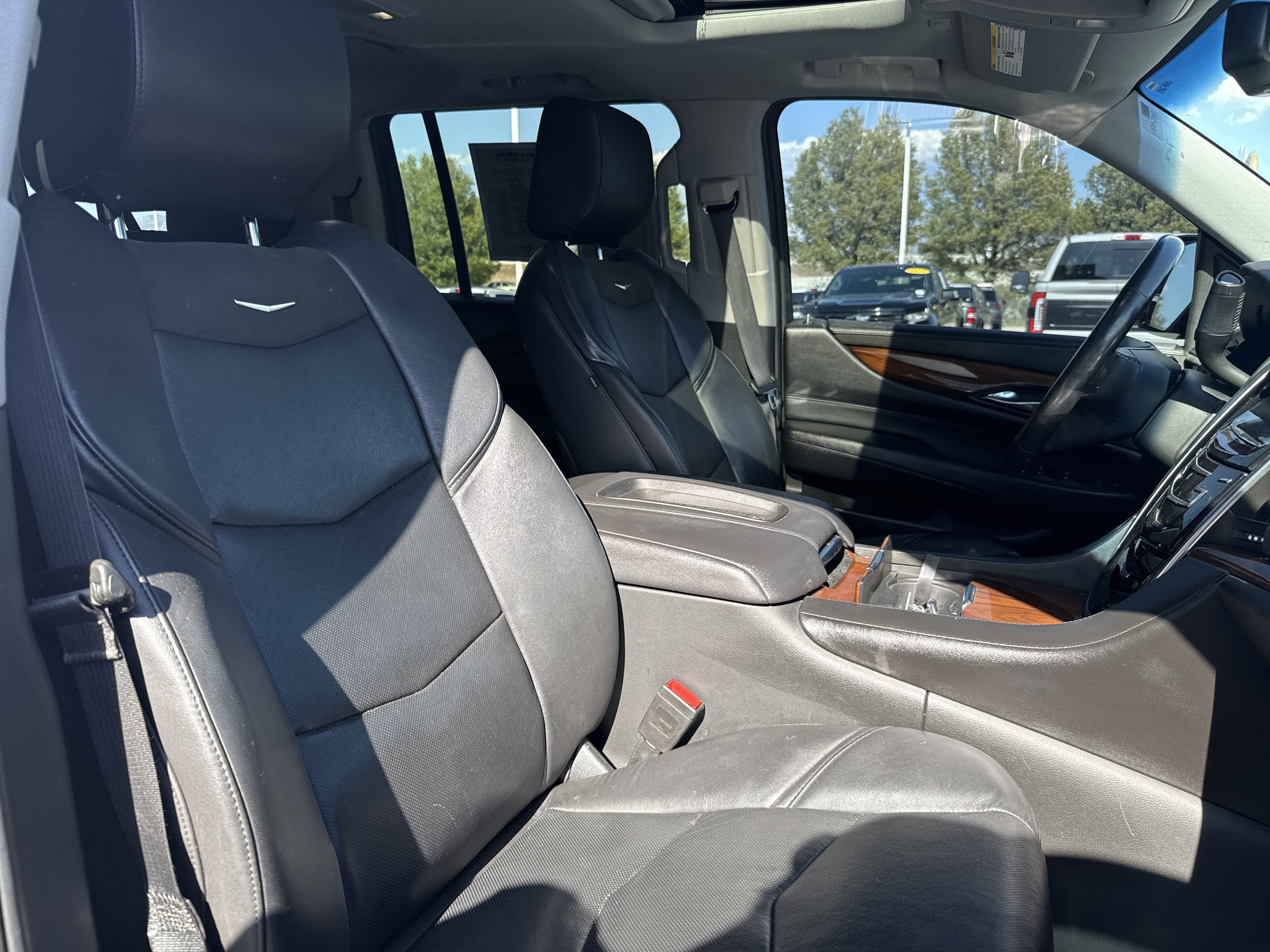 Used 2019 Cadillac Escalade ESV Luxury AWD/4WD image 29