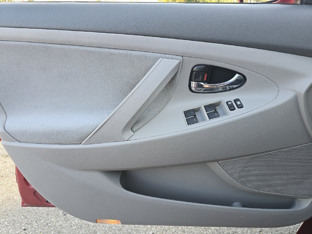 Used 2011 Toyota Camry LE FWD image 20